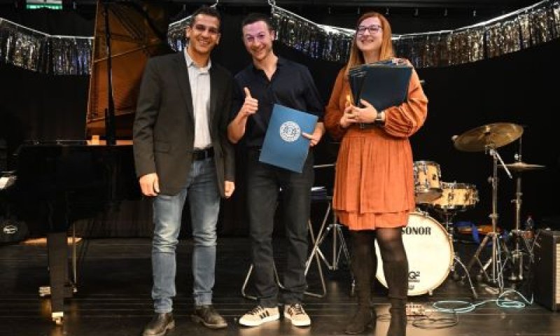 מימין לשמאל : מלינדה מרגוליס, הסטודנט רועי דיין וראש התוכנית הנוכחי פרופ' איתן יעקבי [צילום: רמי שלוש, דוברות הטכניון]
