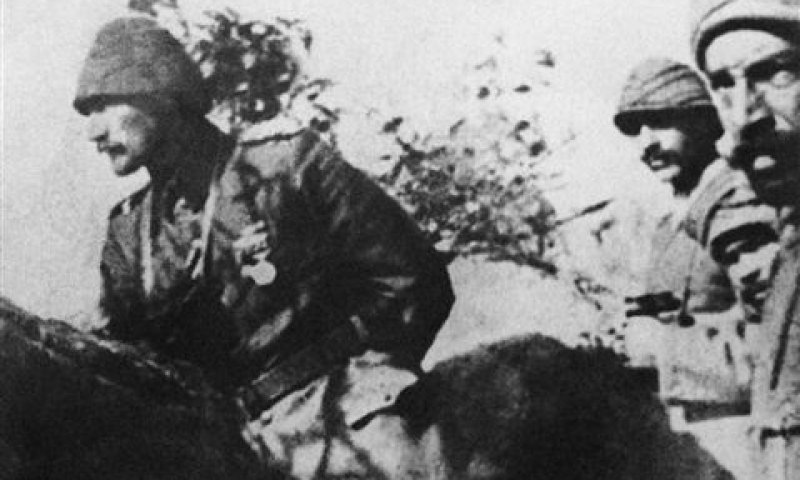אטאטורק משקיף על שדה הקרב בשנת 1915 [צילום: AP]