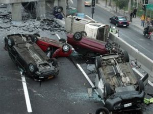 מכוניות הפוכות בכביש מהיר ליד סנטיאגו [AP]