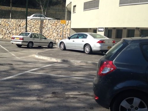 מקומות חניה פנויים למכביר