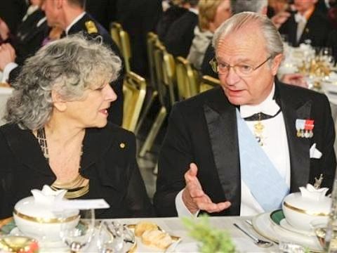 המלך סועד עם פרופ' עדה יונת, זוכת פרס נובל הישראלית [צילום: AP]