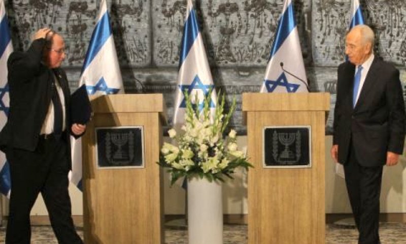 רובינשטיין בדרך להגיש את התוצאות לנשיא [צילום: פלאש 90]