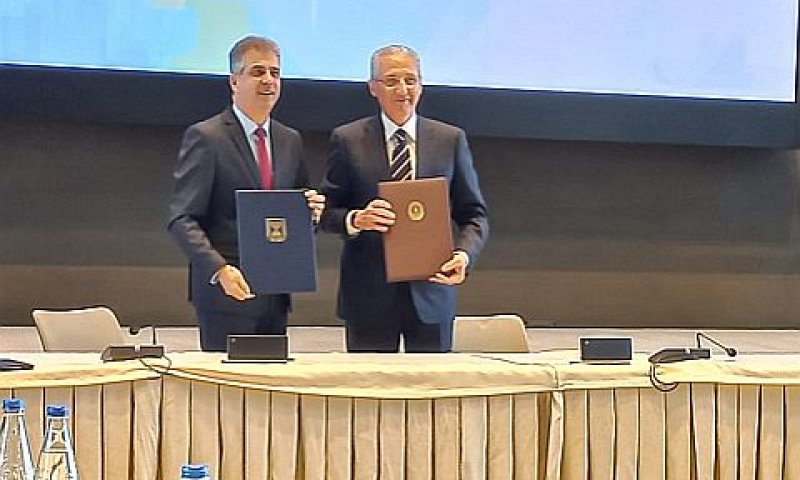 מעמד החתימה על ההסכם [צילום: אדם שלימצק, המשרד להגנת הסביבה]