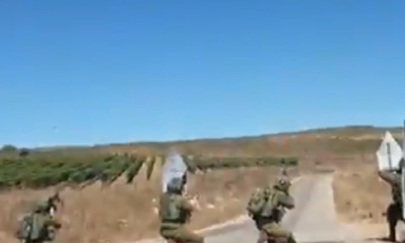 החיילים יורים לעבר המטוס