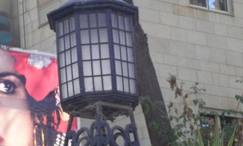 פנס ליד הקולנוע. שייך לאחיות