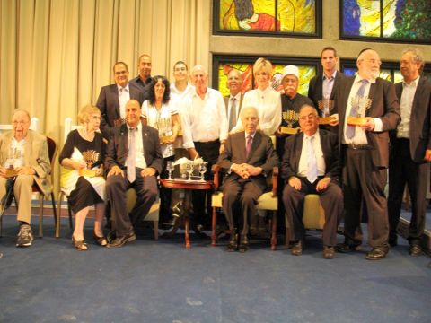 מקבלי האותות בצילום משותף בבית הנשיא [צילום: יוסף אבי יאיר אנגל]
