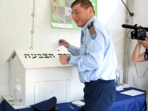 מפקד חיל האוויר שקדי מצביע "שלדג"