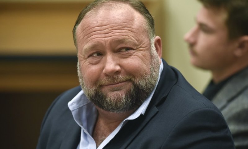 ג'ונס. טוען להגנה על פי התיקון הראשון לחוקה [צילום: טיילר סיזמור, AP]