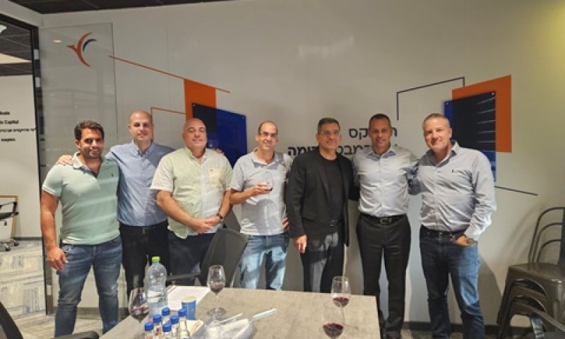 החתימה על ההסכם בין אאורה להפניקס [צילום: אאורה]