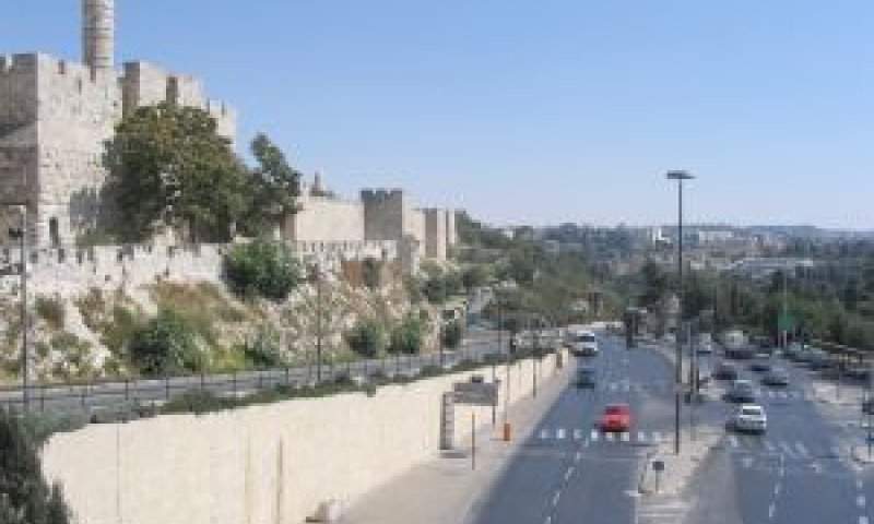 צפוף בין החומות ובסמוך להן [צילומים: ניר יהב]