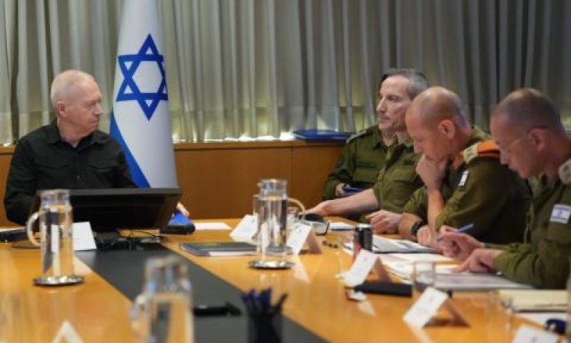 גלנט עם אנשי פיקוד העורף [צילום: אלעד מלכה]