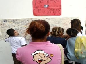 תלמידים בפינת הנצחה ליצחק רבין [צילום: פלאש 90]