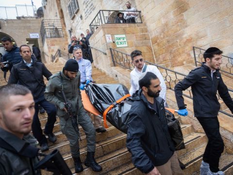 פינוי גופת המחבל [צילום: יונתן זינדל/פלאש 90]