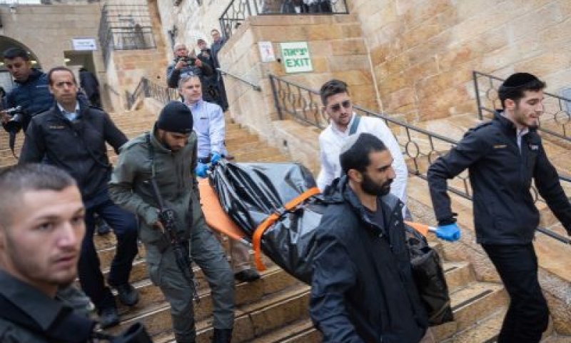 פינוי גופת המחבל בעיר העתיקה בירושלים [צילום: יונתן זינדל/פלאש 90]