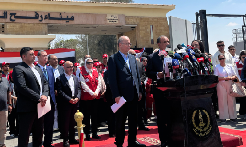 מוחמד מוסטפא, משמאל, ושר החוץ המצרי בדר עבדלאטי במעבר רפיח [צילום: מאיאר מוכטאר/AP]