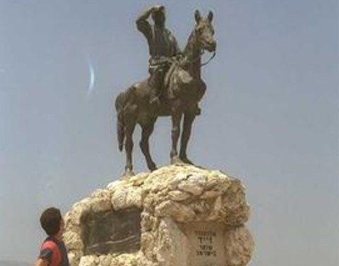 אנדרטת זייד בימים טובים יותר