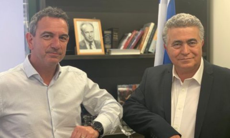 פרץ עם נשיא התאחדות התעשיינים [צילום: דוברות מפלגת העבודה]