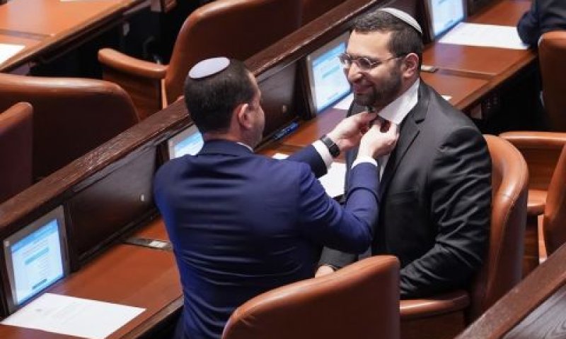 אוהד טל מסדר את עניבתו של יצחק וסרלאוף [צילום: דני שם-טוב/דוברות הכנסת]