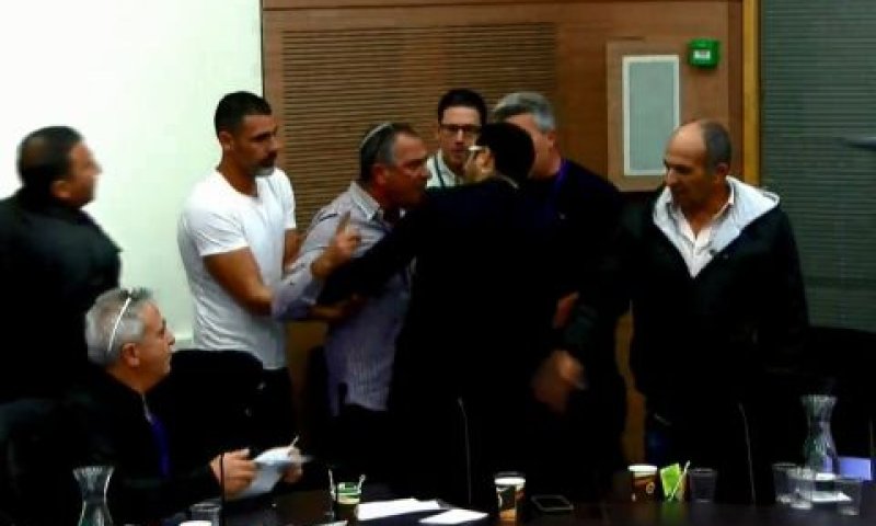 על כרעי תרנגולת. הטונים בישיבה עלו