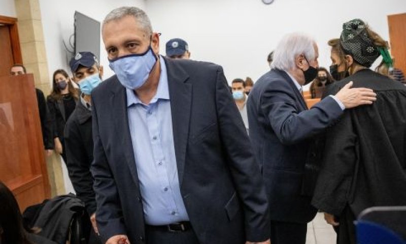 אלוביץ (שני מימין) וחפץ בבית המשפט [צילום: יונתן זינדל, פלאש 90]
