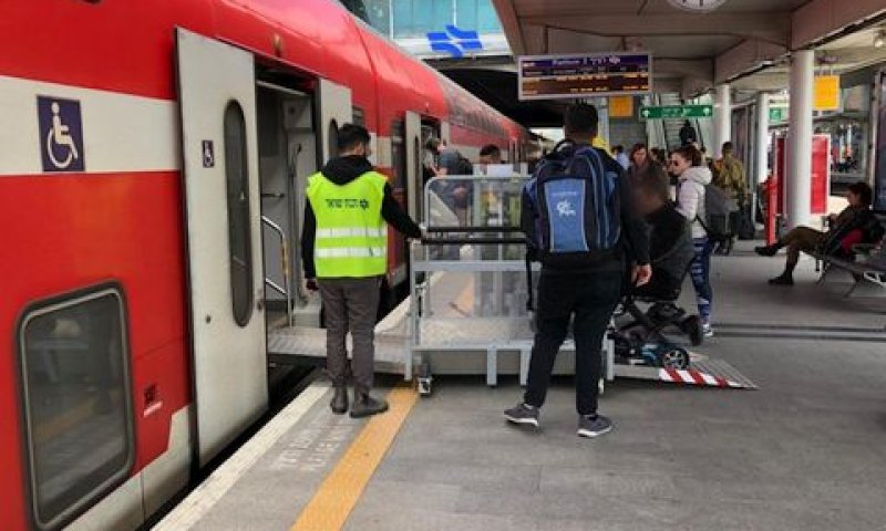 נכה במעלון בדרך לקרון [צילום: רכבת ישראל]