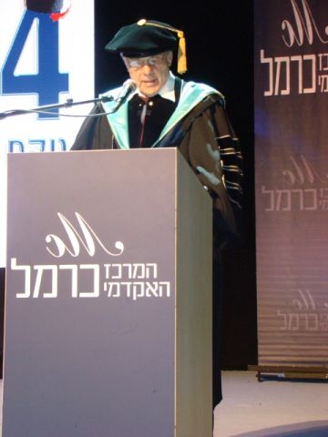 פרופ' ביגר נואם בטקס הסיום בלימודי משפטים [צילום: מרכז אקדמי כרמל, יחסי ציבור]