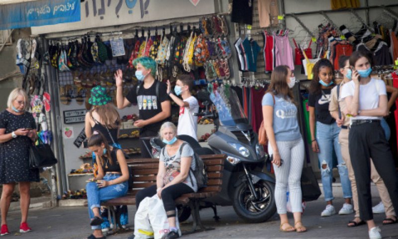 ממתינים בתחנה [צילום: מרים אלסטר/פלאש 90]