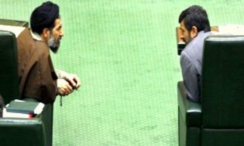 אחמדינג'אד (מימין) בפרלמנט האירני [צילום: AP]