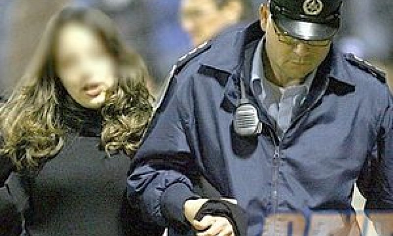 האוהדת מפונה מהמגרש [צילום: גבע תלם ONE]