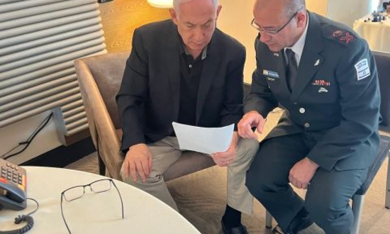 נתניהו. התייעצות עם מזכירו הצבאי אלוף רומן גופמן [צילום: לשכת ראש הממשלה]