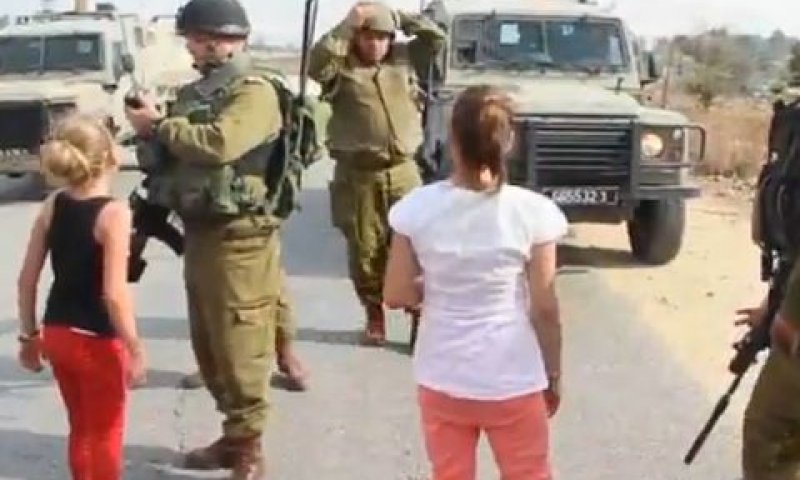 קללות, יריקות ודחיפות [צילום: מתוך הסרטון]