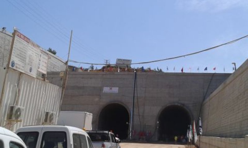 המנהרה שנפרצה (מימין) באורך 4.6 ק"מ
