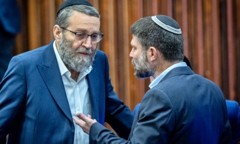 שר האוצר סמוטריץ' ויו"ר ועדת הכספים גפני [צילום: יונתן זינדל, פלאש 90]