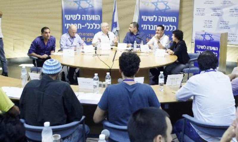 ועדת טרכטנברג עם נציגי מחאת האוהלים, היום [צילום: פלאש 90]
