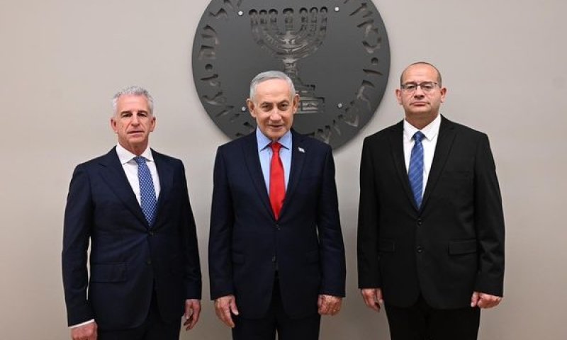 רומן גופמן, בנימין נתניהו, דדי ברנע [צילום: תקשורת המוסד]