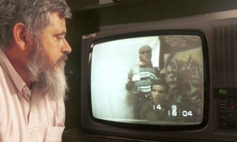יהודה וקסמן צופה בבנו נחשון [צילום: יוסי זמיר/פלאש 90]