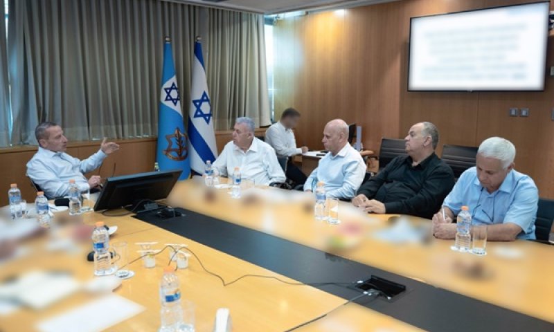 מנכ"לי התעשיות הביטחוניות ומנכ"ל משרד הביטחון בדיון שקיימו [צילום: משרד הביטחון]