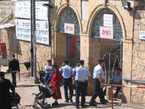 השוטרים בכניסה למתחם