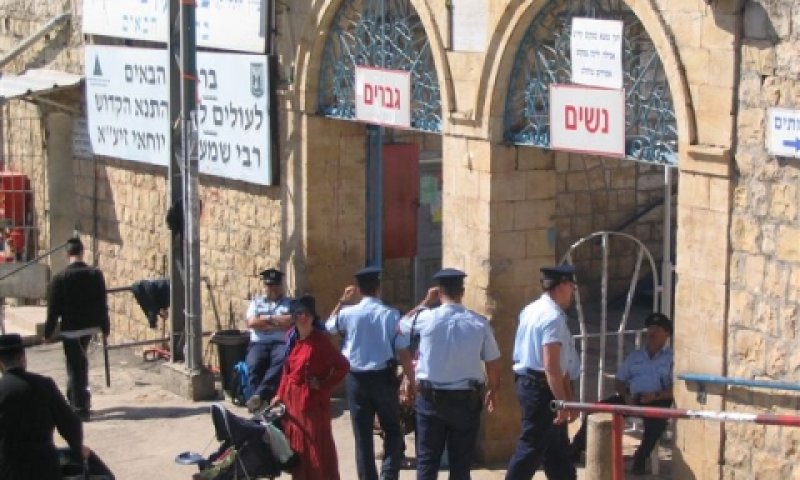 הכניסה לקבר הרשב"י [צילום: שאול אלק]