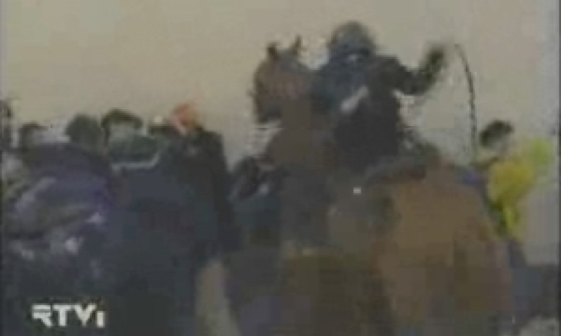 שוטרים מכים בעמונה. מכתבי גיבוי והערכה [צילום: RTV]