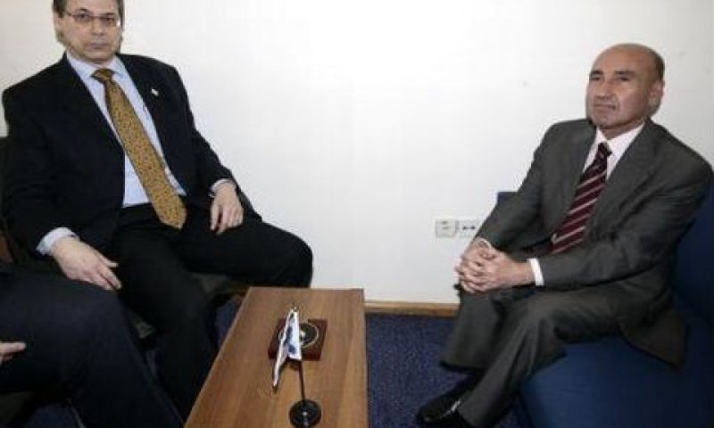 דני איילון נוזף בשגריר הטורקי [צילום: פלאש 90]