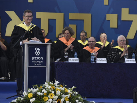 ד"ר אלברט בורלא בטקס [צילום: ניצן זוהר, דוברות הטכניון]