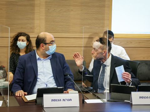אורי מקלב וסמי אבו שחאדה [צילום: נועם מושקוביץ/דוברות הכנסת]
