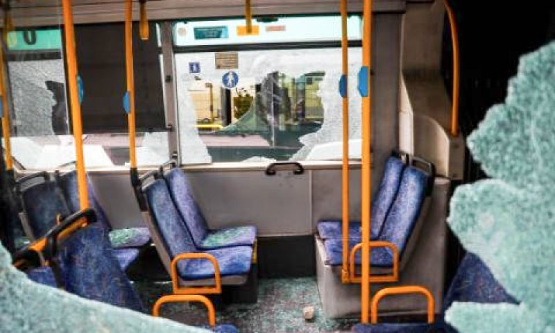 שמשותיו המנופצות של האוטובוס [צילום: יונתן זינדל/פלאש 90]