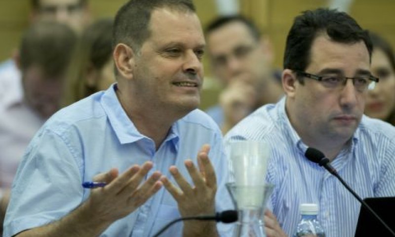 משמאל לימין: גיל עומר, יו"ר התאגיד [צילום: יונתן זינדל/פלאש 90]