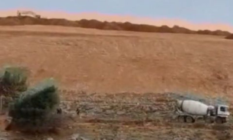 משאית באיזור עבודות הגדר [צילום: כאן 11 / צילום מסך]