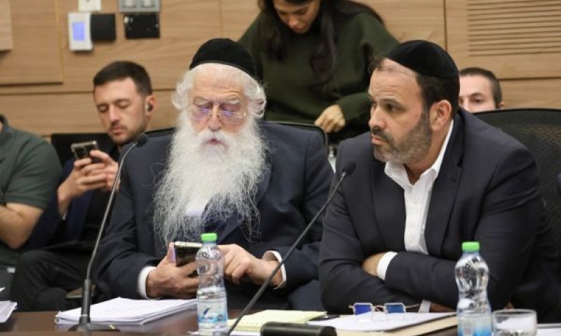 ינון אזולאי, מאיר פרוש בדיון הוועדה [צילום: דני שם-טוב/דוברות הכנסת]