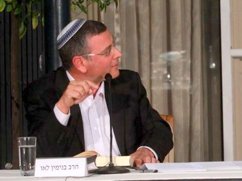 הרב לאו. שובר את הכוס [צילום: פלאש 90]