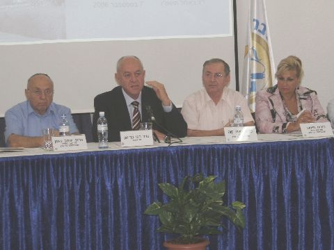 (מימין לשמאל): ג'ודית חיימוב, ס' נשיא נלווה של אוניברסיטת בר-אילן; פרופ' משה קוה, נשיא האוניברסיטה; שר הפנים רוני בר-און ויעקב נאמן, יו"ר הוועד המנהל של האוניברסיטה [צילום: יוני רייף]