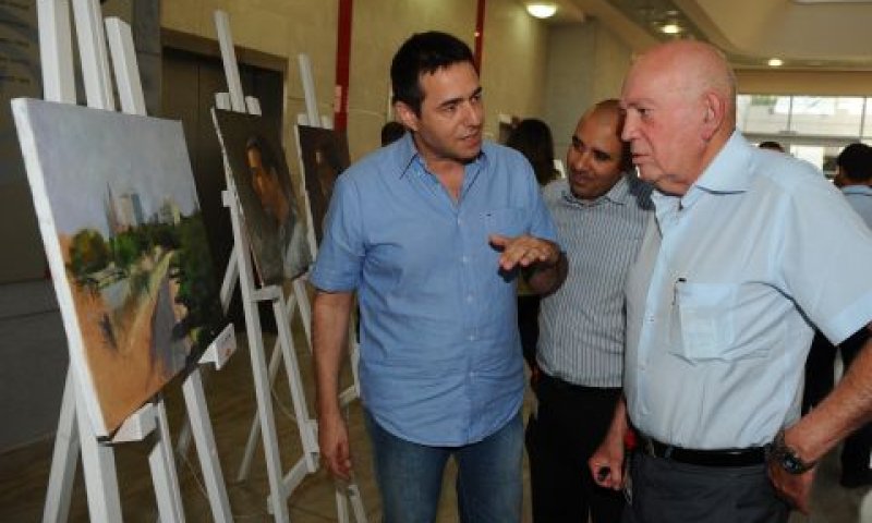 מנכ"ל אסם מקבל הסבר על ציורי העובדים [צילום: יח"צ]